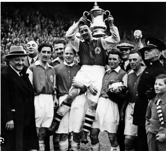 Arsenal là đội bóng rất mạnh trong những năm 1930 trước khi chiến tranh thế giới 2 thay đổi tất cả