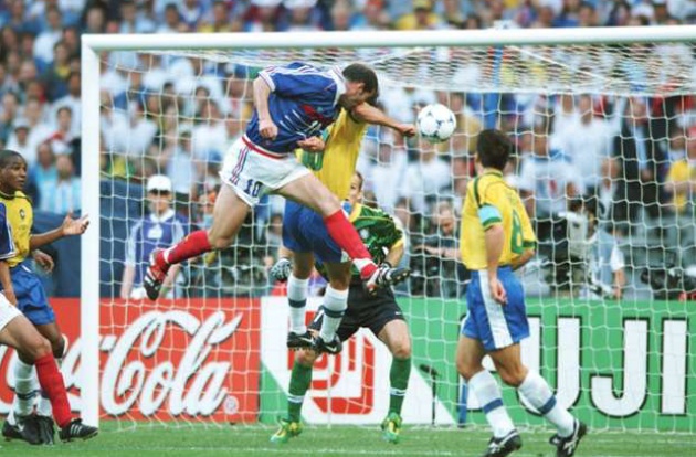 Zinedine Zidane và cú đánh đầu thành bàn năm 1998 đem về chức vô địch thế giới 1998 cho Pháp