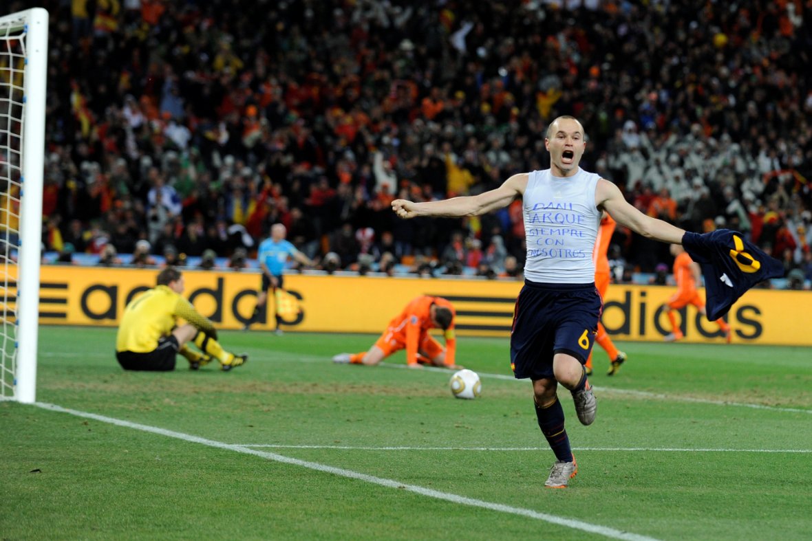 Andres Iniesta và thông điệp tri ân Dani Jarque năm 2010