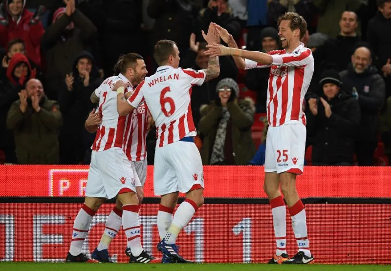 Kyle Hudlin vượt Jan Koller, Peter Crouch, Zlatan Ibrahimović và Olivier Giroud về chiều cao
